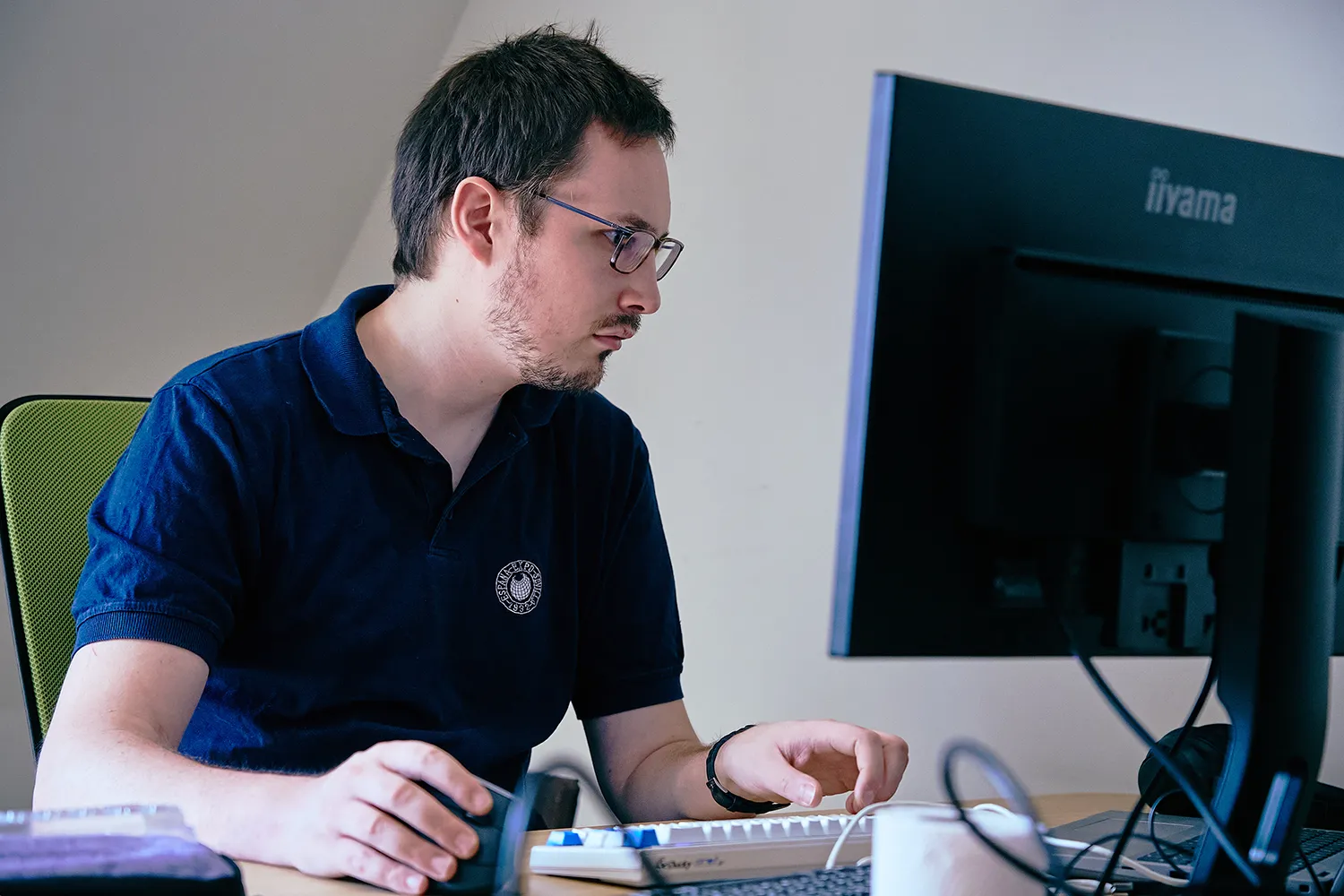 Un homme travaillant sur son ordinateur
