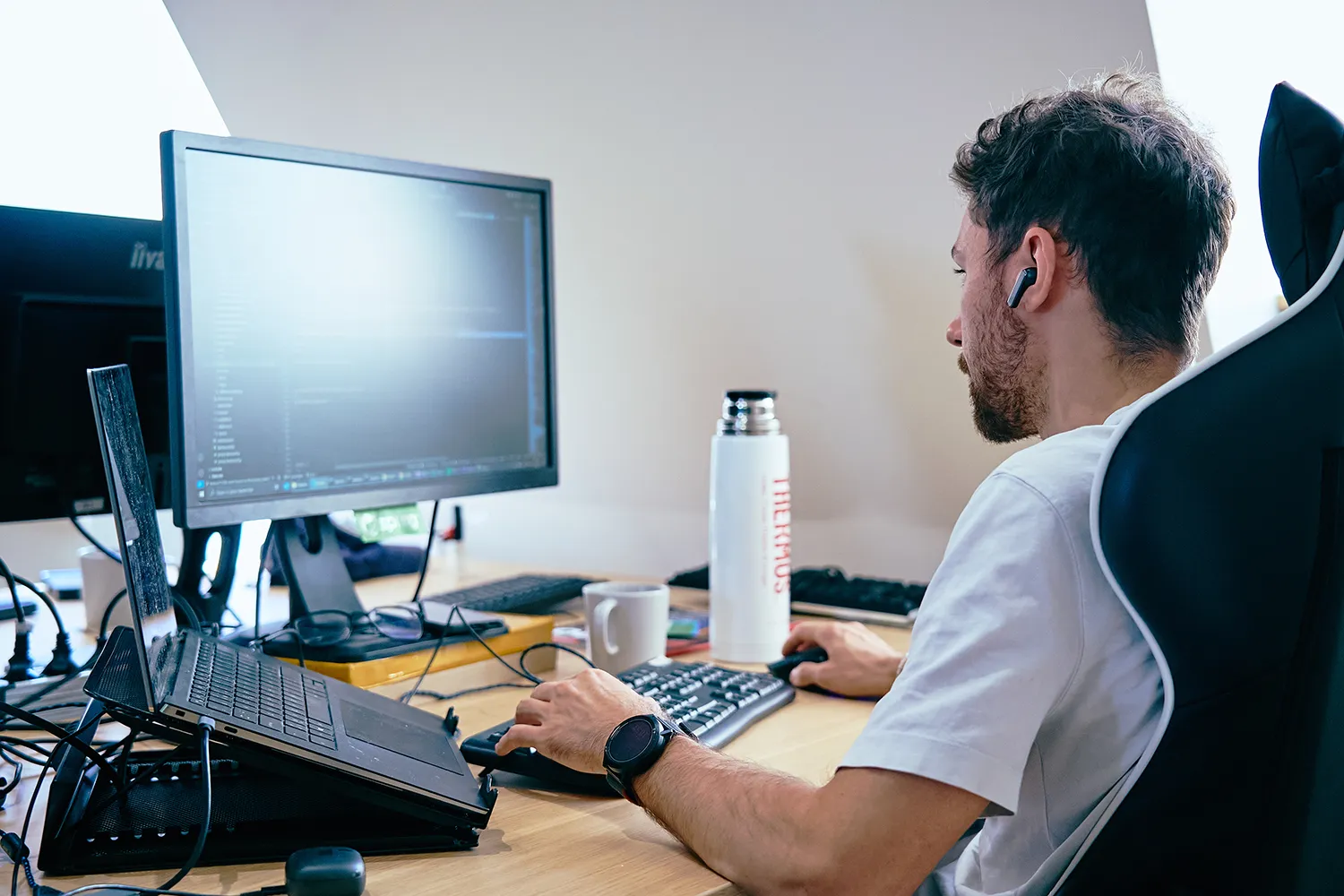 Un homme travaillant sur son ordinateur